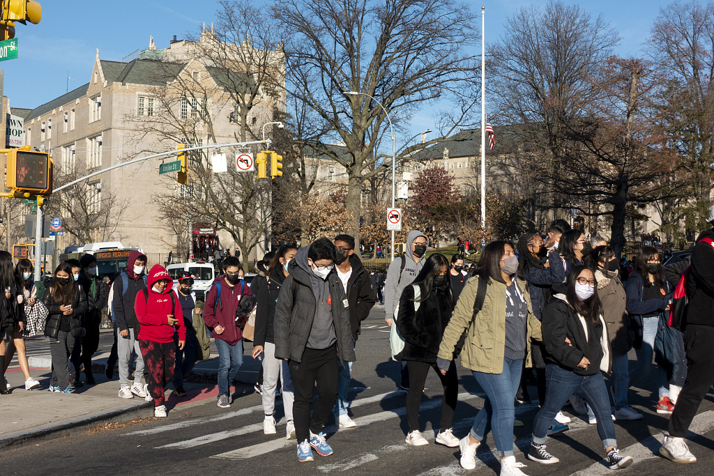 2021年12月纽约法拉盛高中门前的学生，法拉盛是纽约最大亚裔社区。 视觉中国 资料图