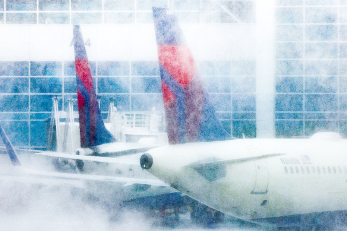 暴雨、大雪、强风、低温！美国预警拉响：30州超6500万人受影响，1400架航班被取消……_凤凰网