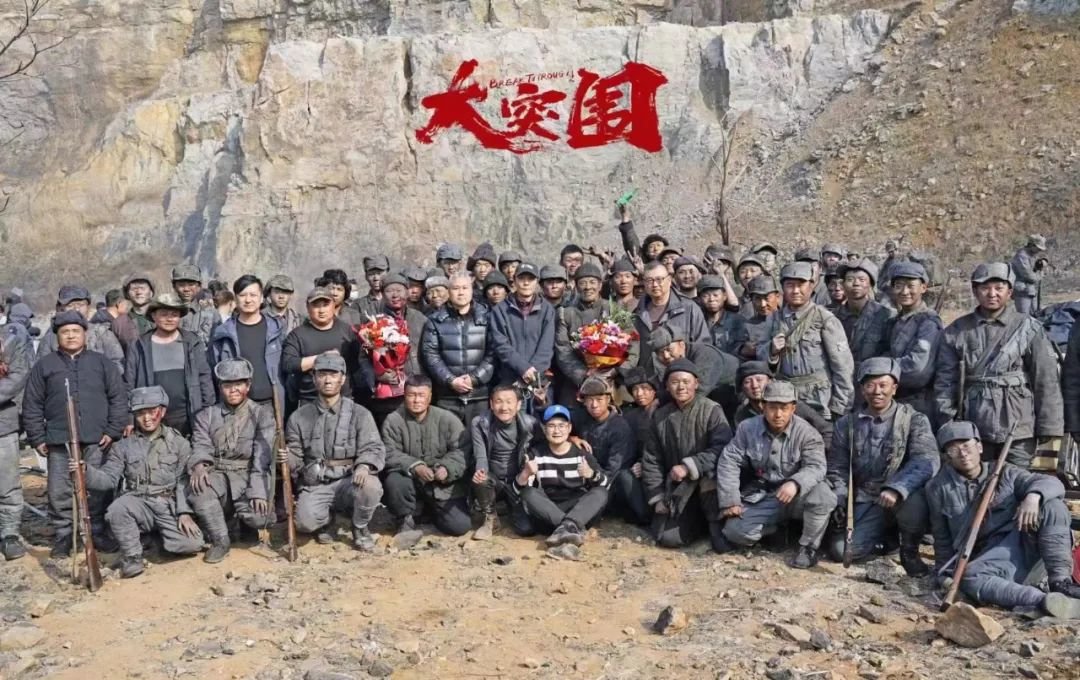 徐艺航与《大突围》总导演杨真合影 图/受访人提供
