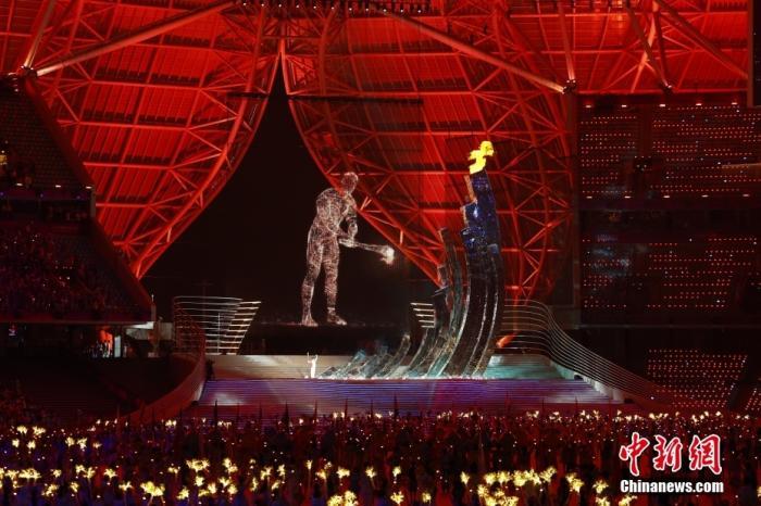 9月23日,杭州第19届亚运会开幕式在浙江杭州奥体中心体育场举行,中国代表团入场。