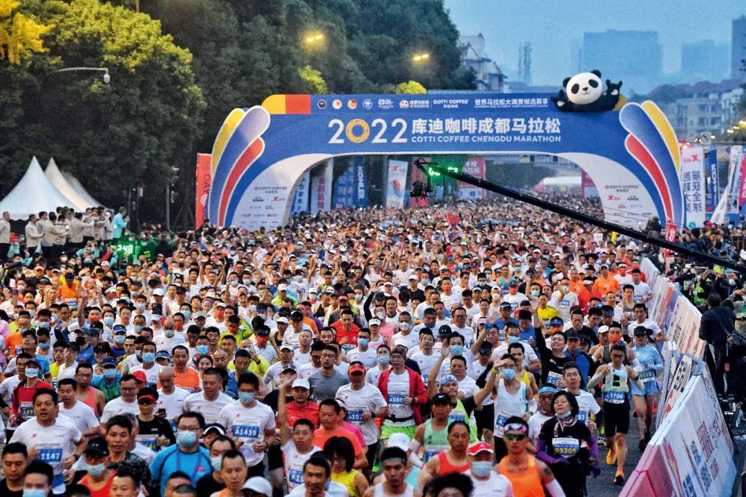 2022成都马拉松比赛于2022年11月20日鸣枪开跑。图/视觉中国