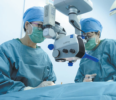 9月16日，北京大学人民医院“健康快车国际光明行”医疗队医生鲍永珍（左）和孟庆娱正在为吉尔吉斯斯坦患者实施白内障复明手术。魏安东摄