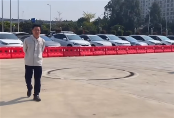 比亚迪百万豪车!实拍仰望U8原地掉头:这圈儿真圆