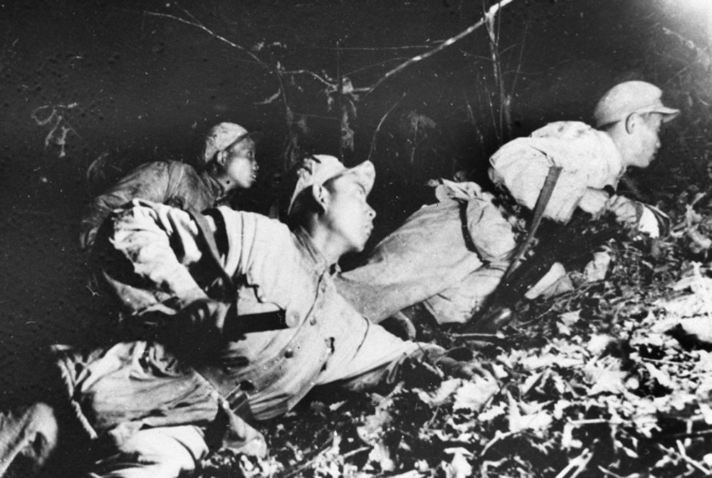 在1952年秋季的上甘岭战役中,坚守在坑道里的战士准备夜间出击。新华社发(资料照片)