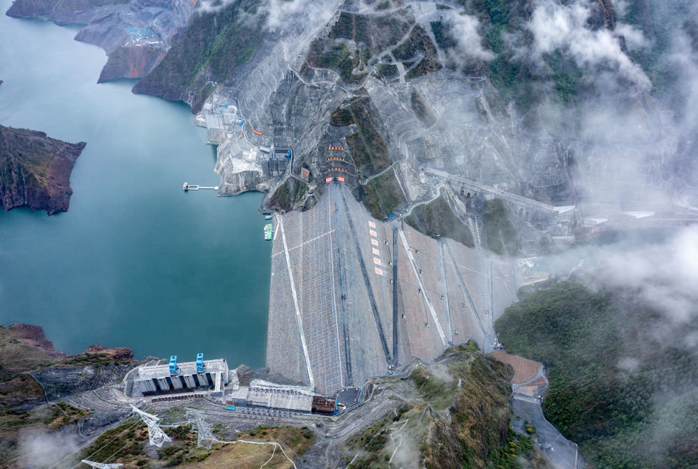 这是雅砻江两河口水电站（2023年6月22日摄，无人机照片）。新华社记者 薛晨 摄