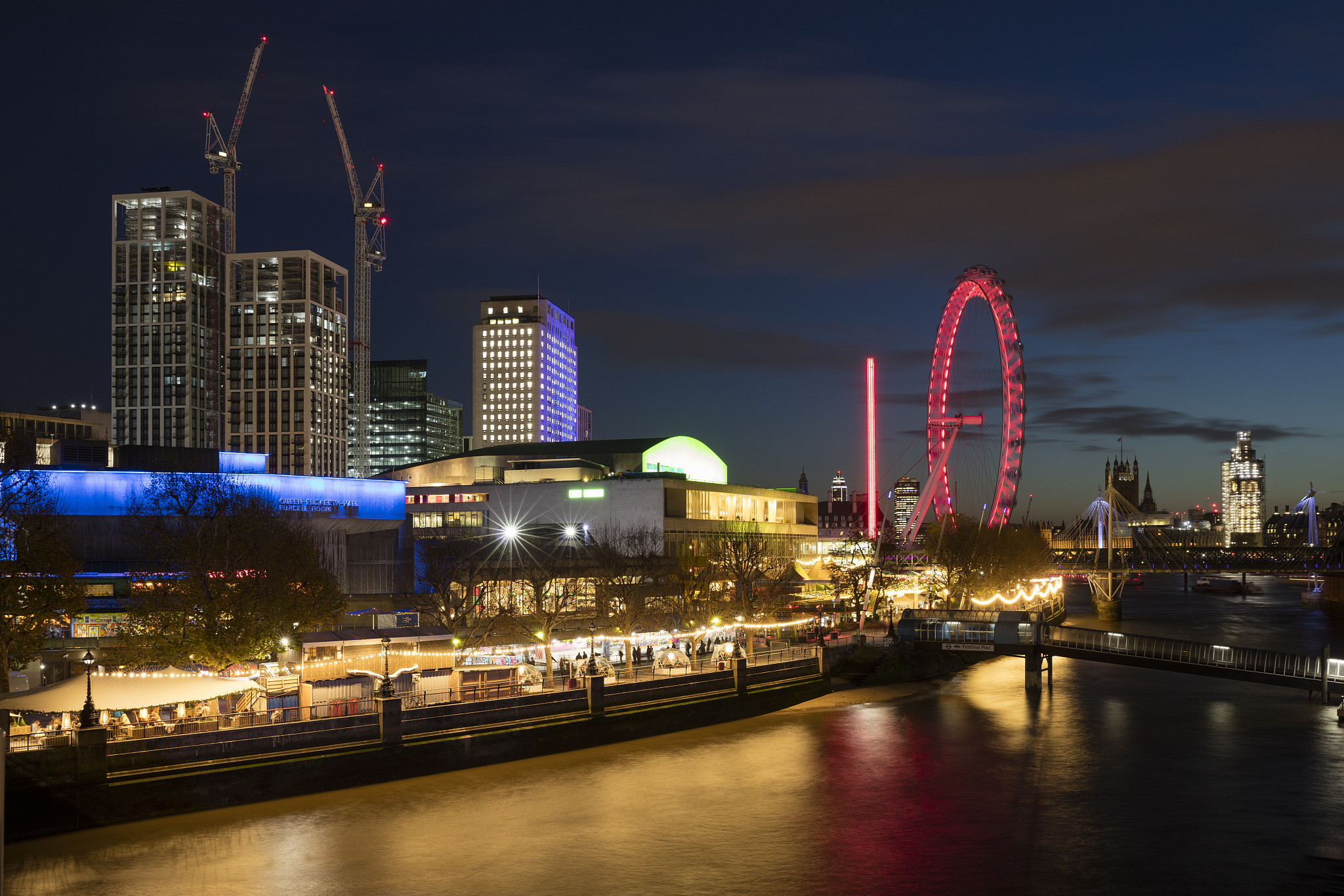 泰晤士河畔的伊丽莎白女王音乐厅、皇家节日音乐厅和伦敦眼