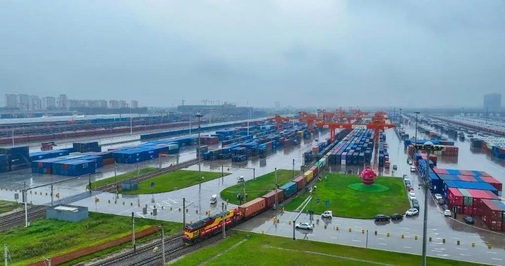 △2023年9月28日，中欧班列长安号第20000列从陕西西安国际港站开出。