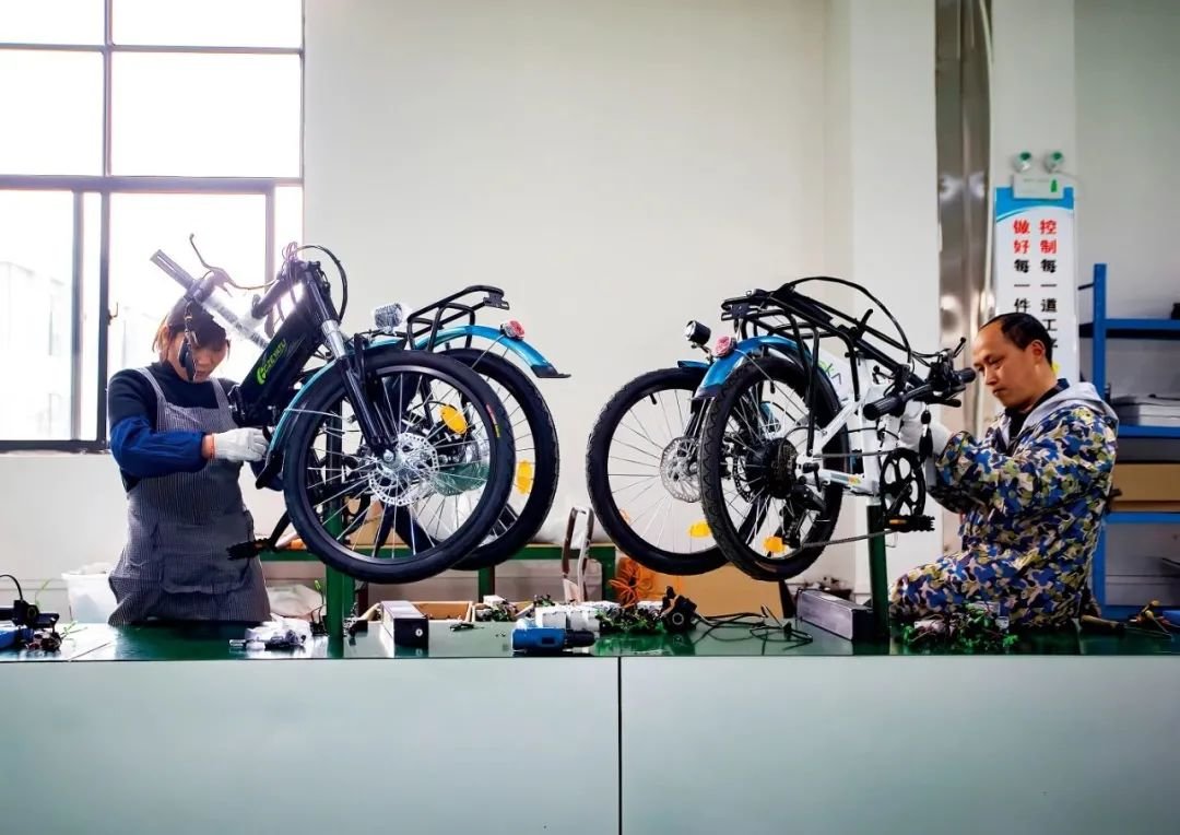 3月8日，江西九江市湖口县一家工厂内，员工正在生产出口的折叠式电助力自行车。图/IC
