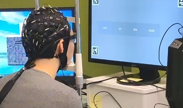 世界首个可以“读心”的头戴式智能设备，能将人类脑电波“翻译”成文字。（英国《每日邮报》）