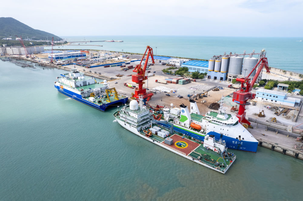 一艘科考船在被誉为“深海科考母港”的三亚南山港整装待发。（马征辉 摄）