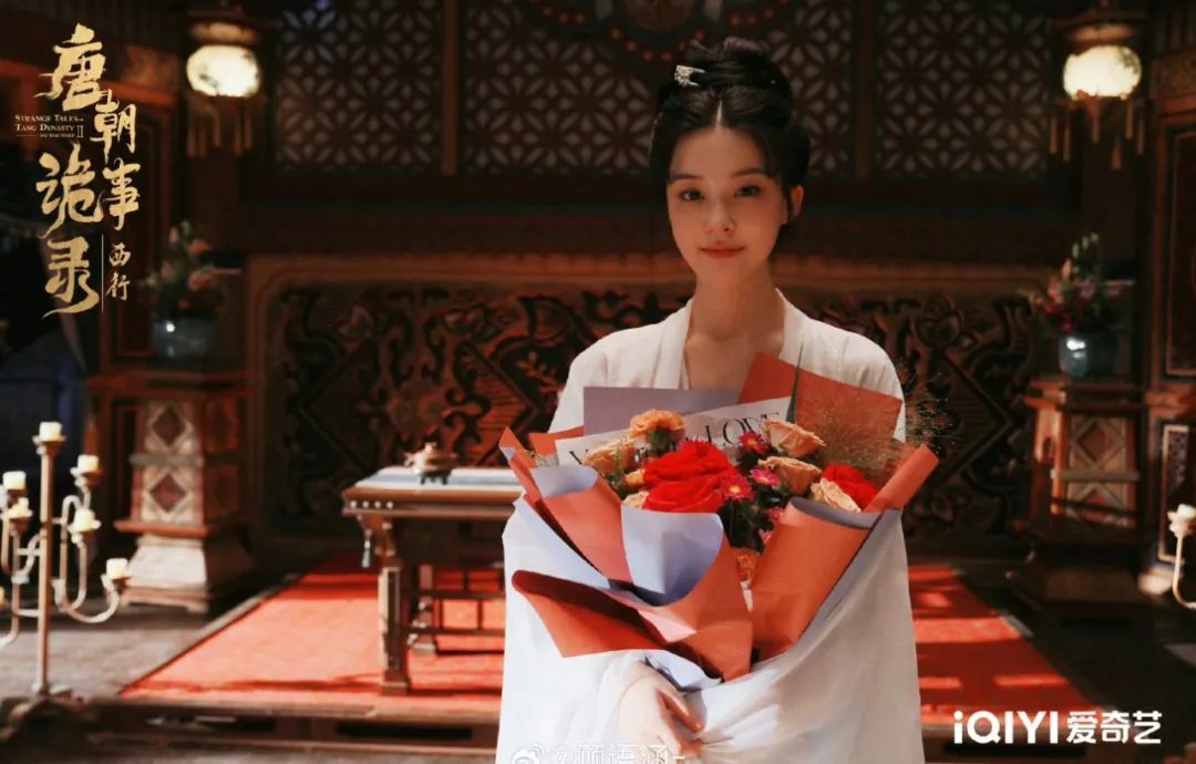 还记得《庆余年》里的小叶轻眉吗？18岁的她长这样…