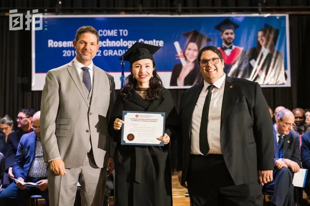 2022年,学校为我们补上了因为疫情推迟一年的毕业典礼,校长为我颁发毕业证。