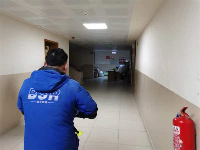 蓝天救援队队员深夜回营地作短暂休整。张昀路供图