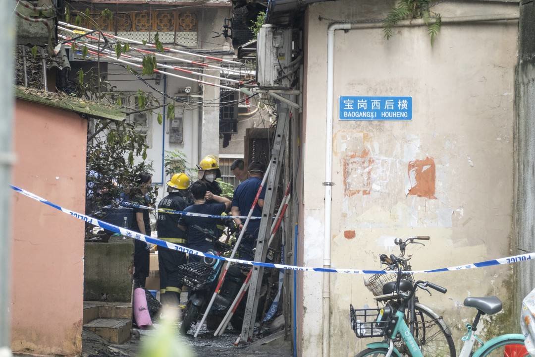 5月14日上午，工作人员正在灾后处置。摄影：杨峰