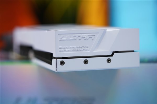 高颜值波普风!七彩虹RTX 4060 Ti Ultra W OC显卡图赏