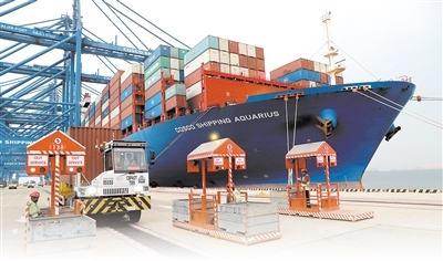 大型集装箱货轮停靠中远海运港口阿联酋阿布扎比码头。本报中东中心分社 管克江 纳达尔&middot;达乌德摄影报道