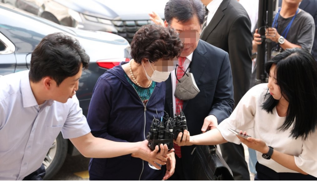图为尹锡悦的岳母崔恩顺（中）今年7月21日前往法庭的情景 图源：韩媒