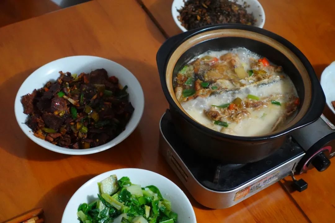 叔叔做的腊牛肉和砂锅鱼头,小鱼总觉得少了爷爷的味道