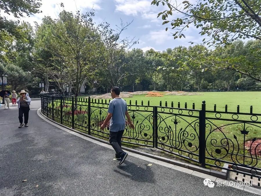 鲁迅公园内有两块用齐腰高的铁栏杆围着的草坪。郑子愚摄