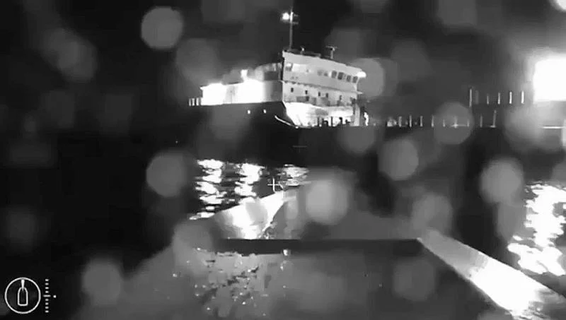 俄“军事评论”网站5日报道“乌无人艇在刻赤海峡袭击俄油轮”一事时称，这是乌克兰社交媒体上流传的“在乌无人艇上所拍摄袭击过程”视频中的画面。