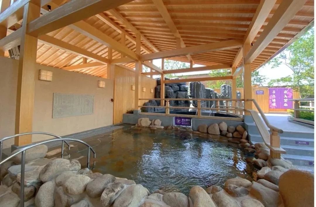 百万石酒店的汤池区域(图源小红书@Becky)