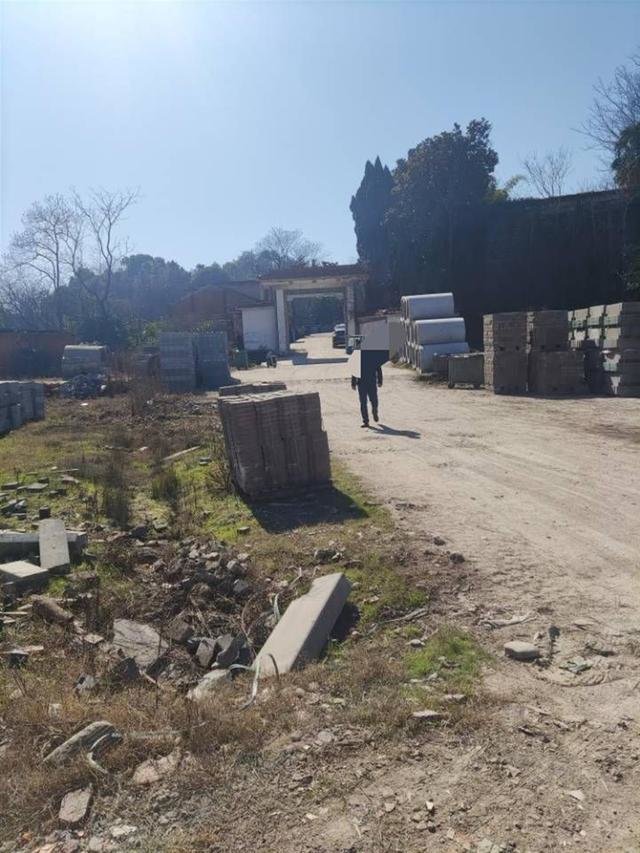 粮库外废弃大门