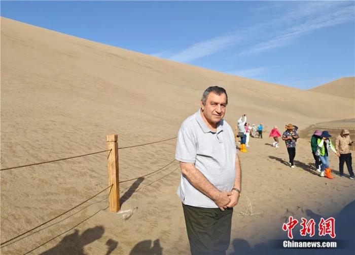 2023年9月6日,伊萨姆·沙拉夫在敦煌鸣沙山留影。崔白露 摄
