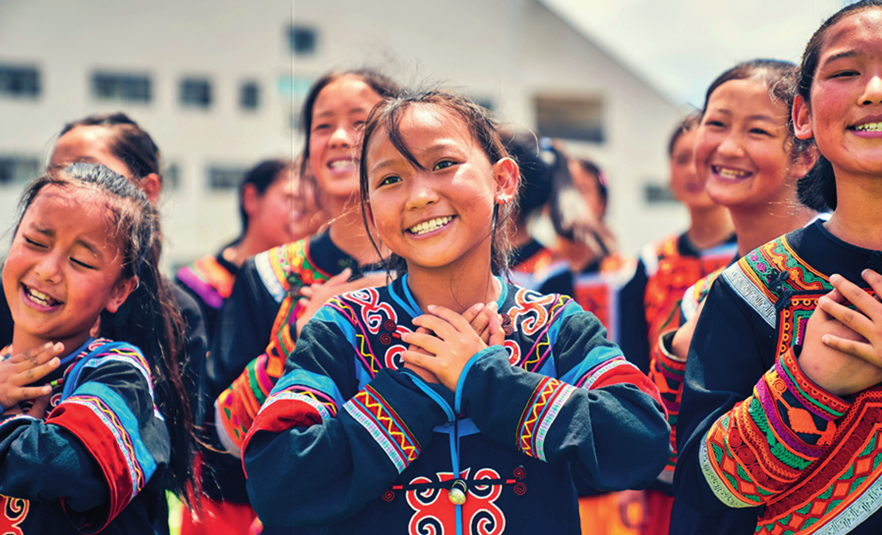 在成都大运会开幕式上，来自四川省凉山彝族自治州昭觉县的小朋友以一首《国旗国旗真美丽》唱响开幕式（2023年7月2日摄）受访者供图