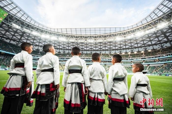 6月2日，40名藏族少年走进北京工人体育场，观看北京国安主场对阵长春亚泰的中超第11轮比赛。其中，6名藏族青少年作为球童入场。图/ICphoto