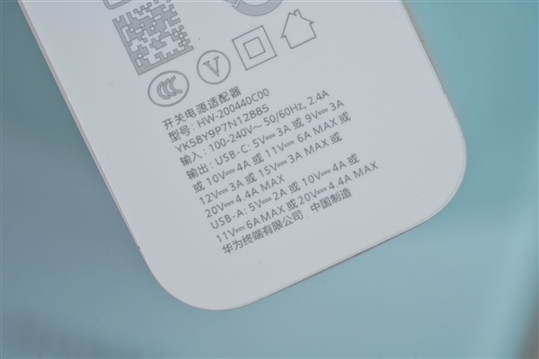 三挖孔前所未有!华为Mate 60 Pro雅川青图赏