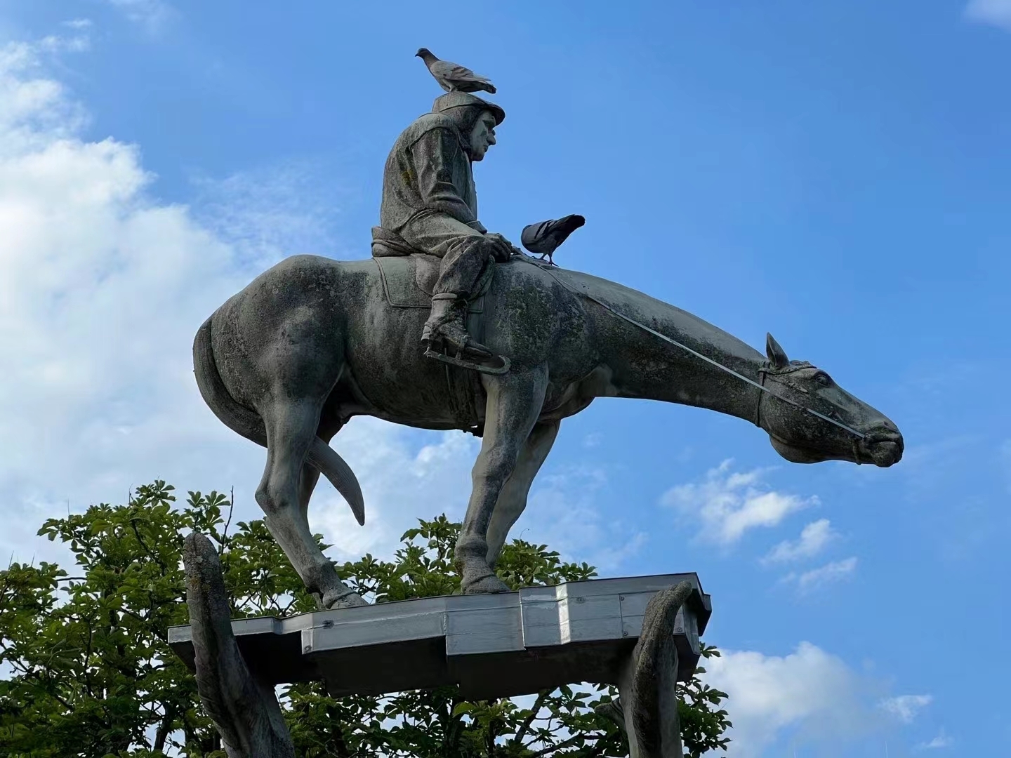 献给瓦尔泽的怪诞组雕“博登湖骑士”矗立在博登湖畔的于伯林根（Überlingen）码头广场。瓦尔泽是迄今唯一在有生之年成为雕塑纪念对象的德国作家。摄影：黄燎宇