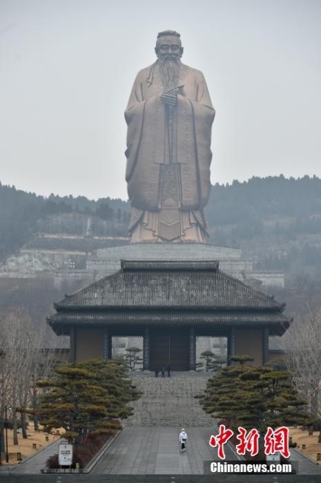 游客在尼山圣境参观。中新网记者 李骏 摄