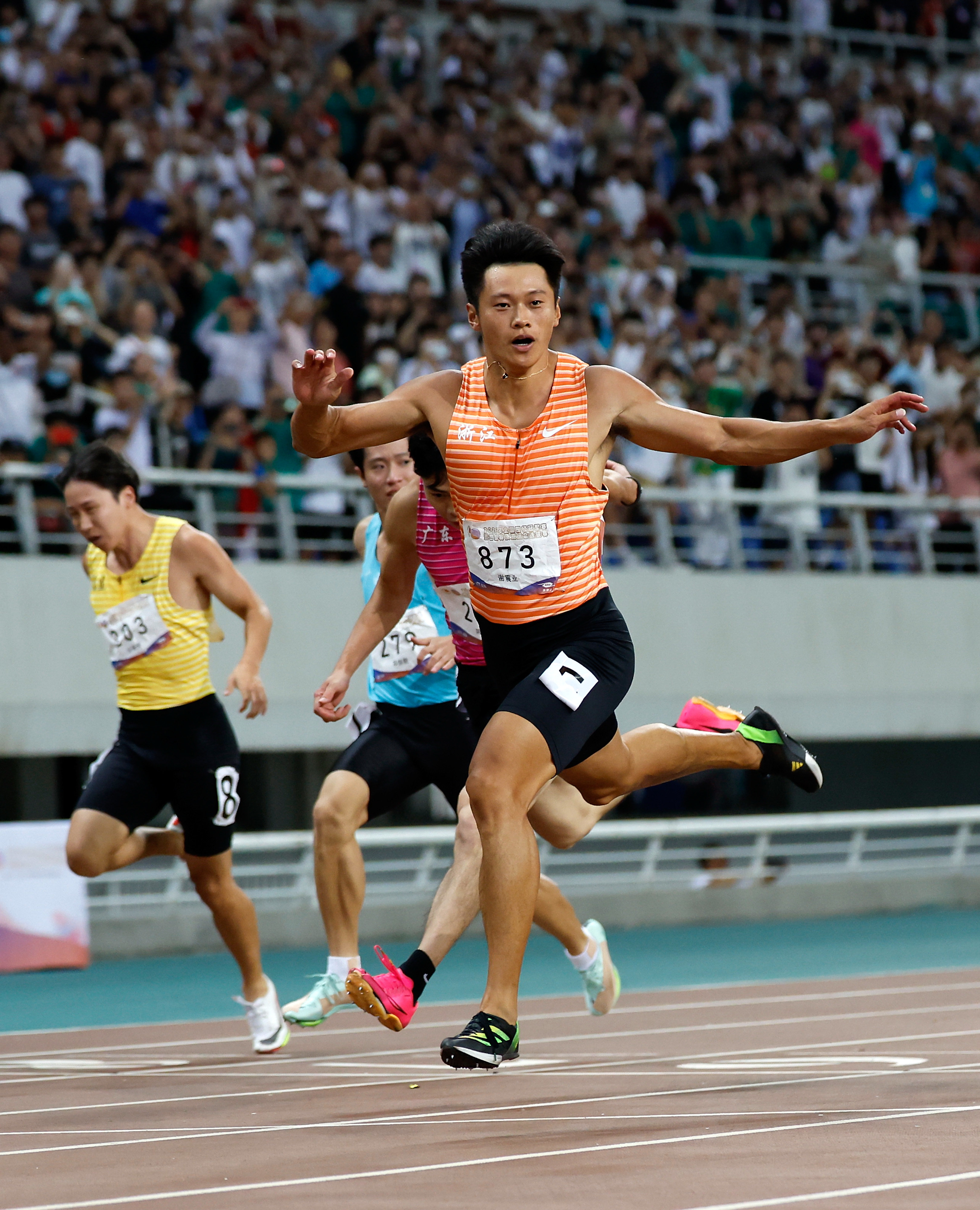 6月27日，浙江队选手谢震业（前）在男子100米决赛中冲刺。 新华社记者王丽莉摄