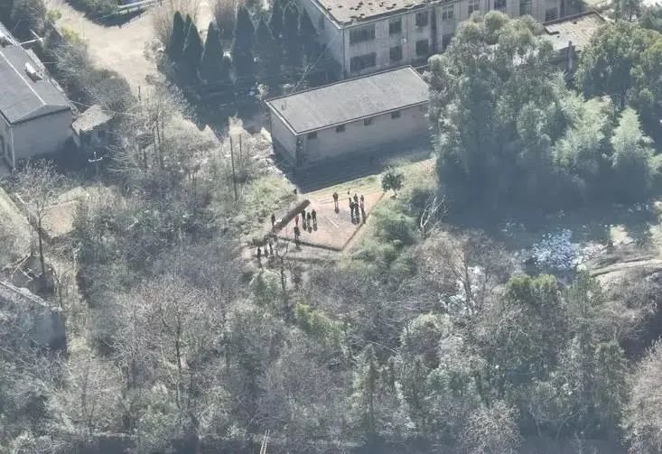 ▲1月30日,距离致远中学不远处一粮仓被围起警戒线,有疑似法医和警察在勘察现场。图片来源/大皖新闻