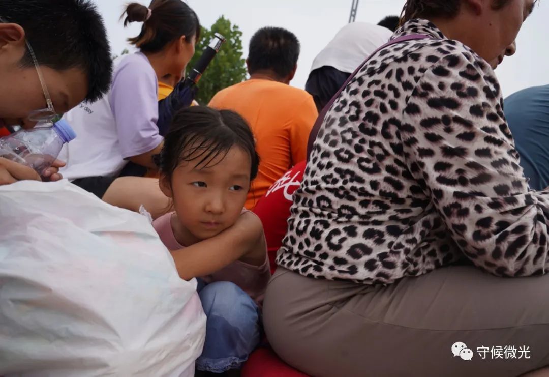8月3日上午，河北涿州，涿州市靖雅学校，获救的村民乘车准备离开，前往新的安置点，开始短短几天内的第二次“搬家”。中青报·中青网记者 李峥苨/摄