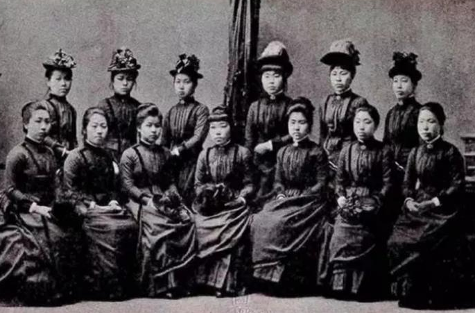 早期的日本女生校服完全参考了西方女性的服饰