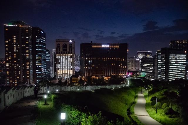 2020年6月11日在韩国首尔白凡广场拍摄的市区夜景。来源：新华社