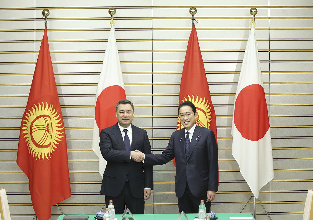 当地时间11月20日，日本首相岸田文雄(右)会见吉尔吉斯斯坦总统萨德尔&middot;扎帕罗夫。（视觉中国）