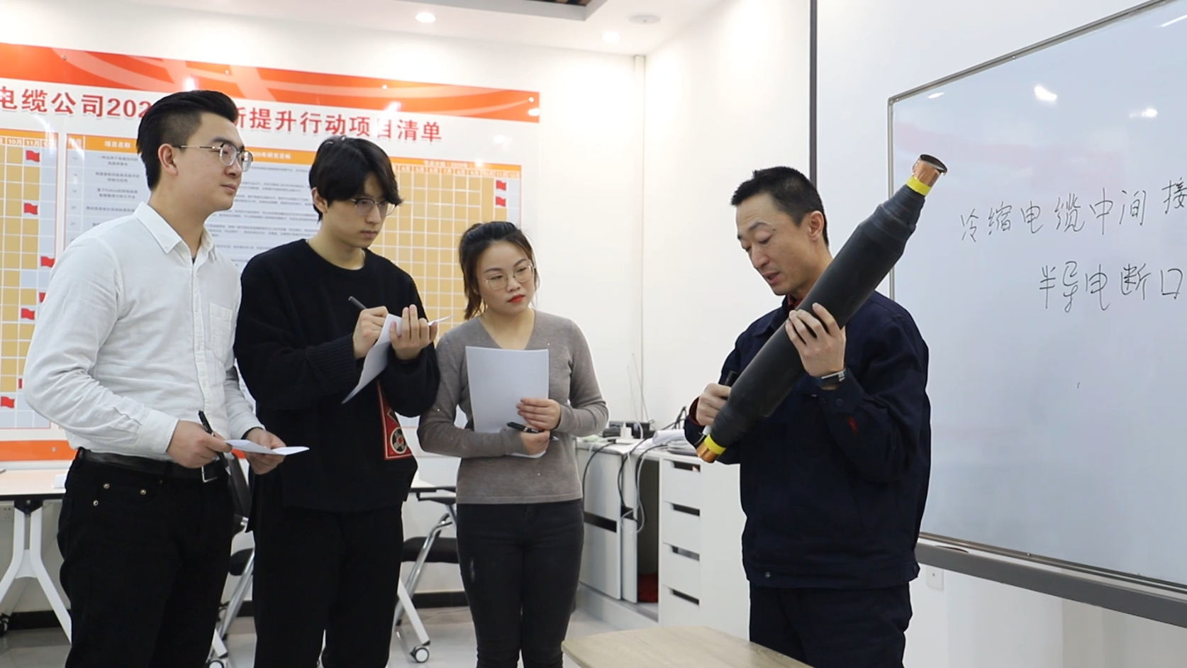 张华（右）在讲解电缆相关知识（央广网发 国网天津电缆公司供图）