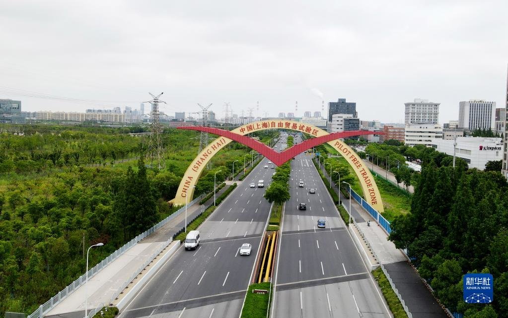 这是位于上海外高桥保税区的中国(上海)自由贸易试验区标志“海鸥门”(2022年6月21日摄,无人机照片)。新华社记者 方喆 摄