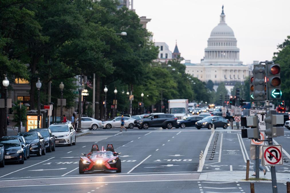 9月13日，车辆从美国首都华盛顿国会附近驶过。（新华社记者刘杰摄）
