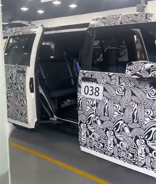 开创国内先河!极氪全新MPV首曝:电动对开侧滑门