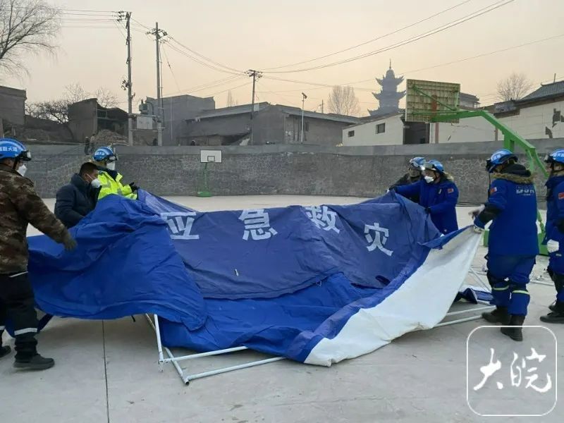 积石山县受灾最严重的大河家镇，大皖新闻记者视频连线截图。