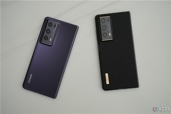 荣耀Magic V2与三星Galaxy Z Fold4同框对比:差距高下立判