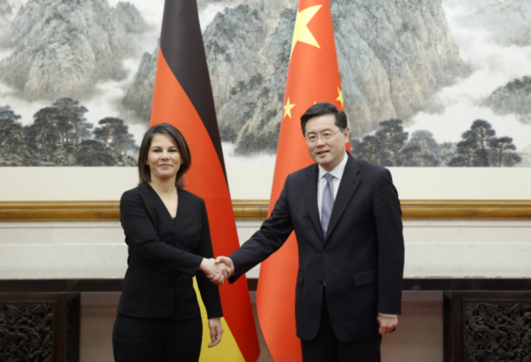3月2日，外交部长秦刚在新德里出席二十国集团外长会期间会见德国外长贝尔伯克 图：外交部