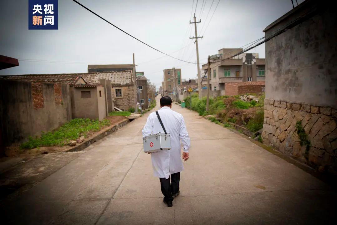 △陈益珠在出诊路上