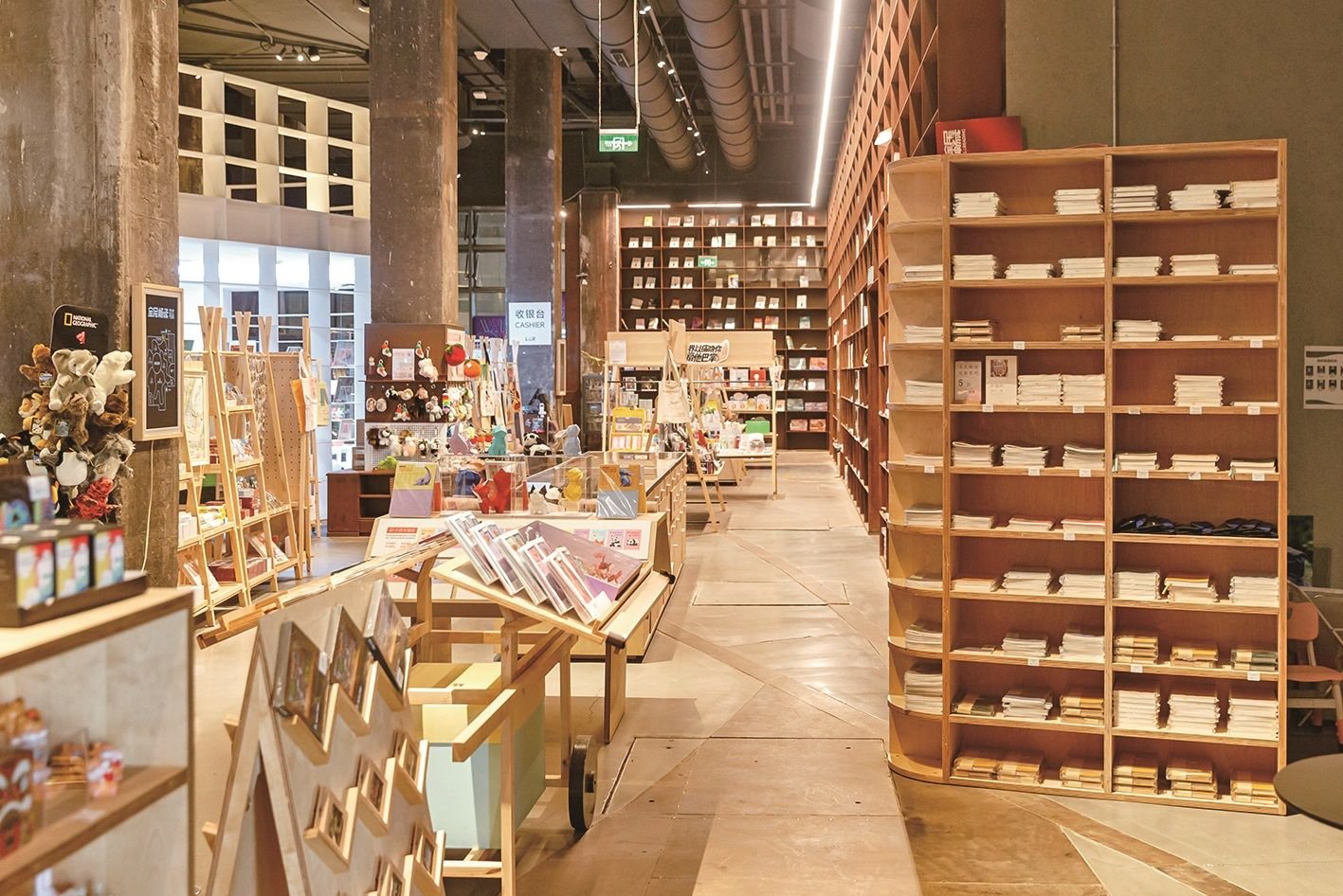 3月27日，首钢园，三号高炉内的全民畅读艺术书店。新京报记者 郑新洽 摄