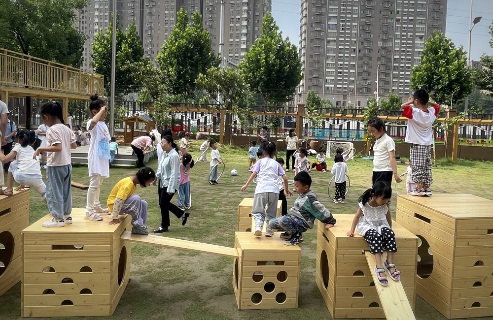 〓 奇色花幼儿园的孩子们每天有大量时间待在户外玩耍。摄：张楠茜‍‍‍
