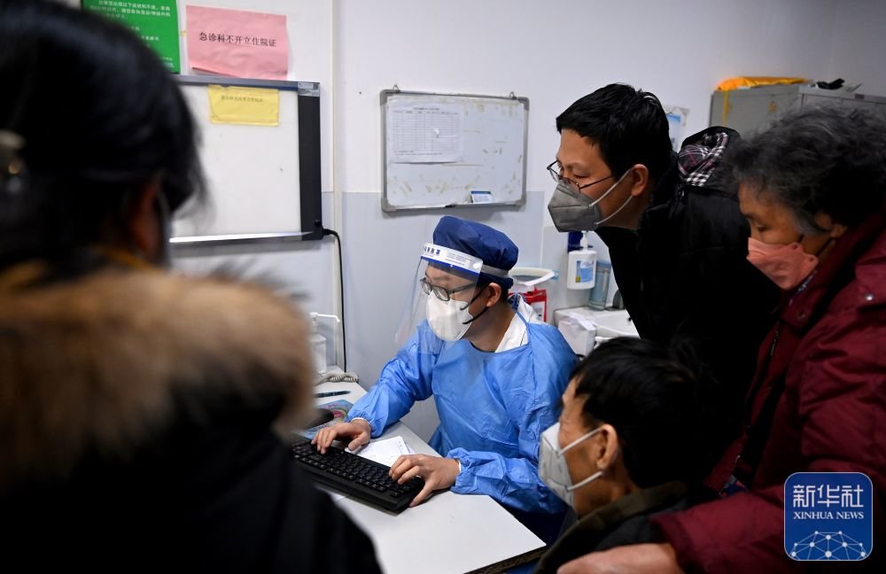 1月1日，西安交通大学第一附属医院急诊科的医生在接诊。