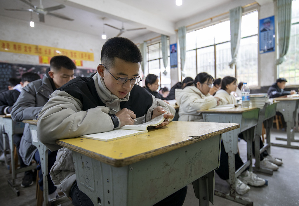 贵州省从江县刚边壮族乡中学初三年级学生在上课。图/视觉中国